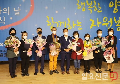 양평군수상 수상자들이 정동균 군수와 기념촬영을 하고 있다.