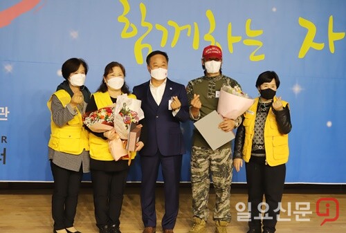 한국중앙자원봉사센터장상 수상자들이 정동균 군수와 기념촬영을 하고 있다.