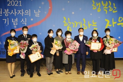 경기도자원봉사센터 이사장상 수상자들이 정동균 군수와 기념촬영을 하고 있다.