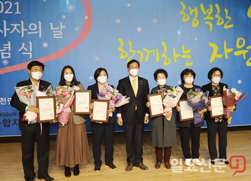 양평군의회 의장상 수상자들이 전진선 의장과 기념촬영을 하고 있다.