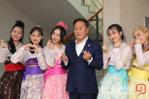 걸그룹 파스텔 걸스 멤버들을 격려하는 정동균 군수.
