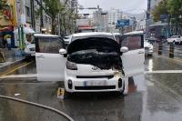부산 도심 주행하던 레이 차량서 화재 발생
