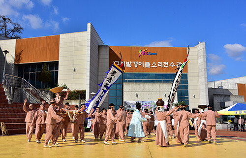 지난 13일 구미발갱이들소리 전수관 야외공연장에서 경북도 무형문화재 '구미발갱이들소리 정기공연'이 열리고 있다 (사진=구미시 제공)