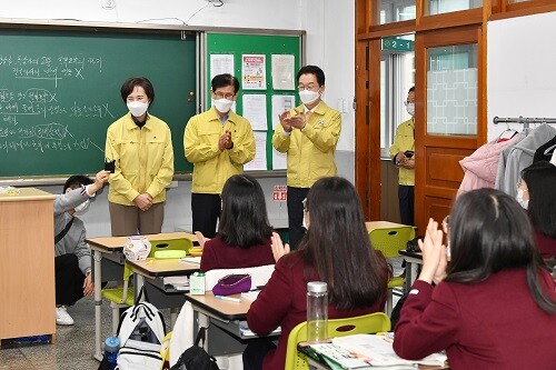 임종식 교육감과 유은혜 교육부장관이 지난해 경주여고를 방문해 수험생을 격려하고 시험장을 점검하고 있다 (사진=경북교육청 제공)