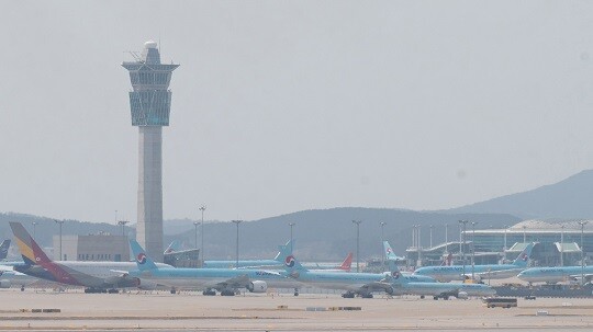 아시아나항공과 대한항공의 인수합병(M&amp;A)이 진전을 보지 못하고 있다. 인천국제공항 전경으로 기사의 특정 내용과 관련없음. 사진=박정훈 기자