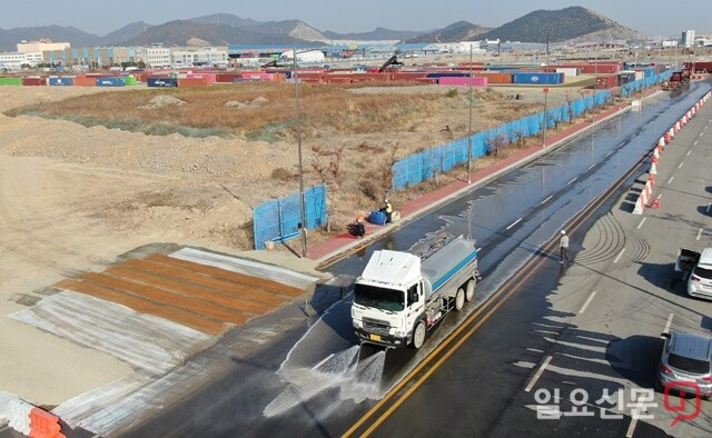 BPA가 서컨테이너 임시야적장에서 발생하는 비산먼지 예방을 위해 살수차를 동원해 총력을 기울이고 있다.