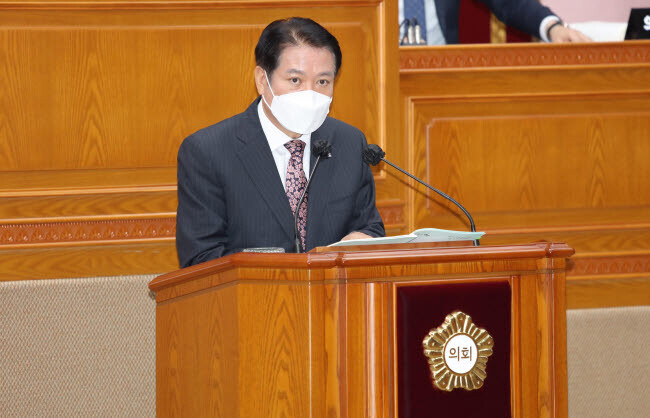 최대호 안양시장이 22일 열린 시의회 정례회에서 내년도 예산안을 설명하고 있다. 사진=안양시 제공