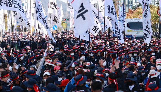 지난 10월 29일 세종청사 앞에 모인 화물연대노조. 사진=연합뉴스