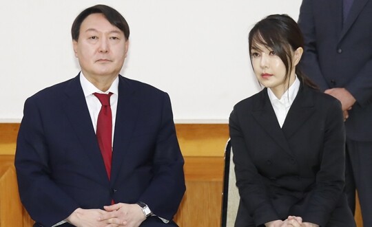 지난 2019년 7월 문재인 대통령으로부터 신임 검찰총장 임명장을 받기 위해 청와대를 찾은 윤석열 현 국민의힘 대선 후보와 부인 김건희 씨. 사진=연합뉴스