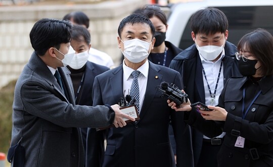 도이치모터스 주가조작·배임 혐의에 대한 영장실질심사에 출석하기 위해 11월 16일 서울중앙지법으로 향하는 권오수 도이치모터스 회장. 사진=연합뉴스
