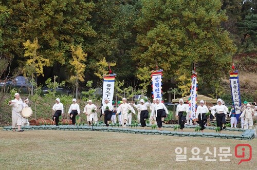 제23회 경기도민속예술제에 출전한 양평민요보존회 회원들이 양평농요를 재현하고 있다.