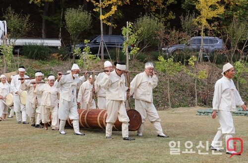 목도소리를 하는 양평민요보존회 회원들.