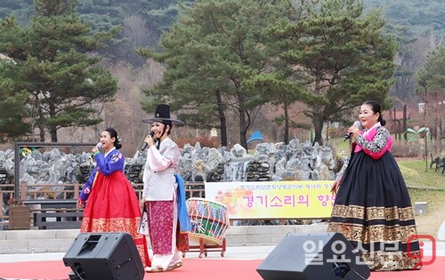 신필호 지부장과 이수자들이 동부민요를 부르고 있다.