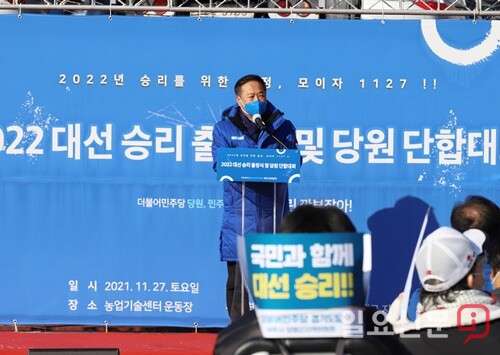 정동균 양평군수가 인사말을 통해 민주정부 4기를 우리 힘으로 좋은 결과 만들어 내자고 당부하고 있다.