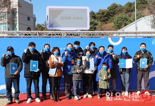 최재관 지역위원장이 12개 읍면 협의회 우수 당원 표창을 마치고 기념촬영을 하고 있다.