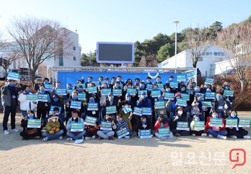 당원 단합대회 후 기념촬영을 하는 12개 읍면 협의회 당원들.