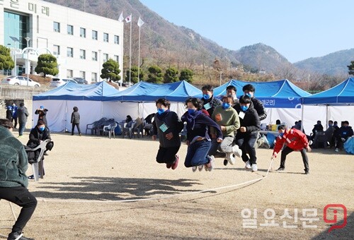 명랑운동회 중 단체 줄넘기 장면.