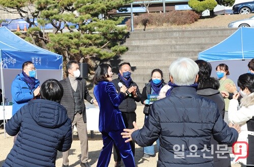 당원 노래자랑 시간에 열린 축하공연 장면.