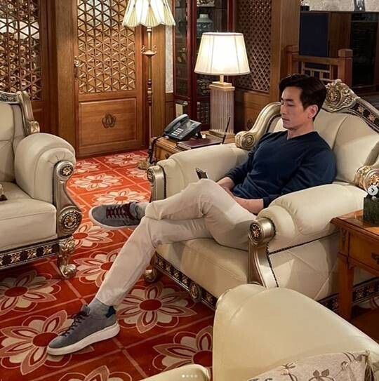 배우 차인표가 주연한 ‘청와대 사람들’은 오랜만에 나오는 정치 시트콤이다. 주인공은 임기 3년 차의 대통령. 호르몬 문제로 갱년기에 접어든 대통령에게 레임덕까지 겹치면서 벌어지는 이야기다. 사진=차인표 인스타그램