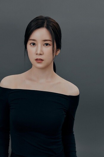 '학폭' 논란이 불거진 에이핑크의 멤버 박초롱과 폭로자 간의 진실공방이 이어지고 있다. 사진=플레이엠엔터테인먼트 제공