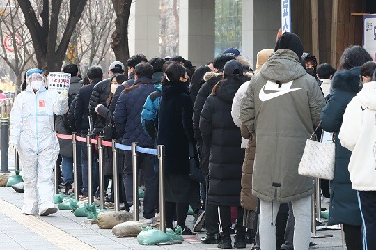 서울 송파구보건소 선별진료소에서 시민들이 검사를 받기 위해 줄을 서 있다. 사진=박은숙 기자