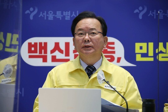 김부겸 국무총리는 6일 코로나19 새 변이인 오미크론 대응에 방역역량을 집중할 계획을 밝혔다. 김 총리가 6일 서울시청에서 열린 코로나19 대응 중앙재난안전대책본부 회의를 주재하고 있는 모습. 사진=연합뉴스