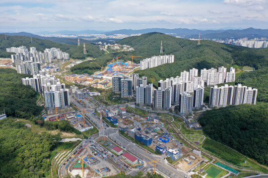 경기도 성남시 대장동 일대 토지의 원래 소유주들이 ‘대장동 의혹’ 핵심 인물인 남욱 변호사와 정영학 회계사 등에게 30억 원의 소송을 제기했다. 개발사업을 진행 중인 대장지구 모습. 사진=박정훈 기자