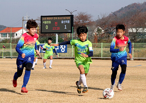 '2021 화랑대기 전국 유소년축구대회'가 지난 5일 경주 알천축구장과 축구공원에서 열린 경기를 끝으로 4주간의 열전을 성공적으로 마무리했다. 대한축구협회 주최, 경주시‧경주시축구협회 주관으로 치러진 이번 대회는 경주 알천축구장, 축구공원 등 8곳에서 전국 221개 학교‧클럽팀 4400여명이 출전해 총 485경기가 열렸다 (사진=경주시 제공)