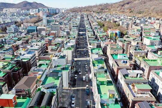 고려인들이 모여 사는 인천 연수구 함박마을에서 오미크론 변이 확진자가 나오면서 감염 확산 우려가 일고 있고 있다. 함박마을 전경으로 골목이 텅 비어 있는 모습. 사진=연합뉴스