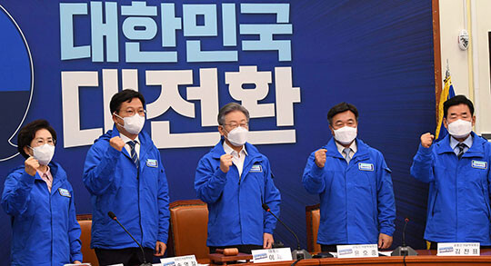 이재명 더불어민주당 대선 후보(가운데)와 대한민국대전환 선대위 수뇌부가 포즈를 취하고 있다. 사진=국회사진취재단