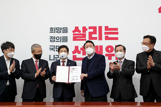 이용호 의원의 입당 환영 행사에 참석한 윤석열 국민의힘 대선 후보(오른쪽에서 세 번째)와 살리는 선대위 수뇌부. 사진=국회사진취재단