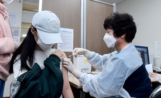 서울 양천구 홍익병원에서 한 학생이 코로나19 백신접종을 하고 있다. 사진=사진공동취재단