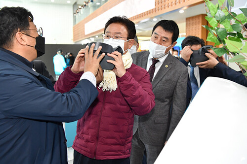 이철우 지사가 9일 도청 로비에서 열린 대구경북신공항 VR 홍보·체험존 개관식에서 실제 체험을 하고 있다. (사진=경북도 제공)
