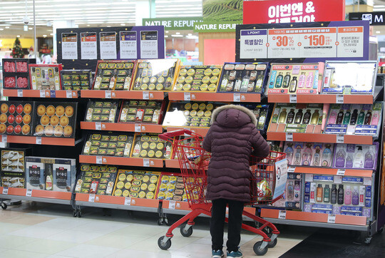 정부가 다음 주부터 내년 설 명절을 대비한 물가대응 시스템을 가동한다. 사진은 한 대형 마트에 진열된 설 선물세트 판매대. 사진=연합뉴스