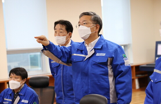 김종호 기술보증기금 이사장(오른쪽)이 이수태 (주)파나시아 대표이사(가운데)와 탄소중립 핵심기술에 대해 의견을 나누고 있다.