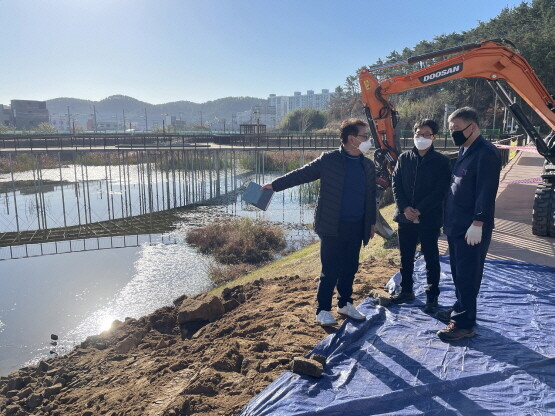 오규석 기장군수가 일광신도시 저류지 공원화 사업 현장 점검을 갖는 모습.