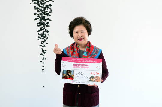 남성희 총장이 ‘동물사랑, 생명사랑’ 캠페인에 동참하며 반려동물(캐시와 머니)과 함께 찍은 사진과 함께 ‘반려동물은 소중한 내 가족입니다’라고 메시지를 작성한 팻말을 들고 기념촬영을 하고 있다. <대구보건대학교 제공>