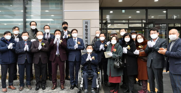 염태영 시장, 김현덕 수원시 공공건축물 인권영향평가협의회장 등이 현판 제막 후 함께하고 있다. 사진=수원시 제공