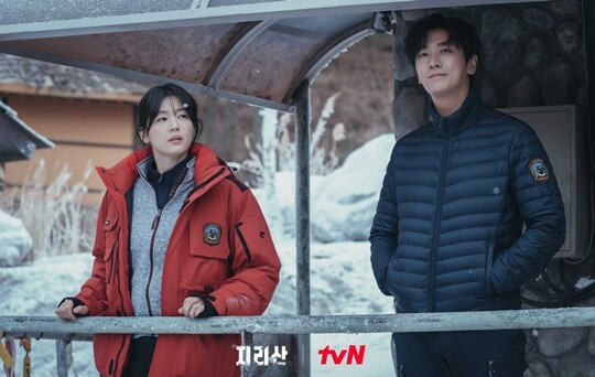 기대가 지나치게 높았기 때문일까. tvN 드라마 ‘지리산’이 12월 12일 막을 내린 이후 혹평이 이어지고 있다. 드라마 리뷰에는 보는 이들의 취향이 반영될 수밖에 없지만, 이번에 쏟아진 냉정한 평가는 이례적이다. 사진=tvN ‘지리산’ 홈페이지