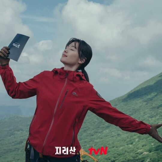 전지현은 이번 ‘지리산’에서 분위기를 바꿔 사명감 짙은 캐릭터에 도전했지만 시청자의 평가는 냉담했다. 특유의 화려하고 유쾌한 매력을 찾아보기 어려운 데다 등산복과 콜라겐 등 PPL 브랜드가 전지현이 모델을 맡은 제품들과 자동 연결돼 반감을 키웠다. 사진=tvN ‘지리산’ 홈페이지