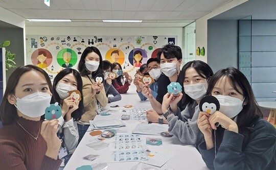 AXA(악사)손해보험은 국내외로 입양되지 못해 위탁가정에서 보호 중인 ‘아기천사’들을 위해 손수건, 턱받이 등 아동용 키트를 기부했다. 사진=AXA손해보험 제공