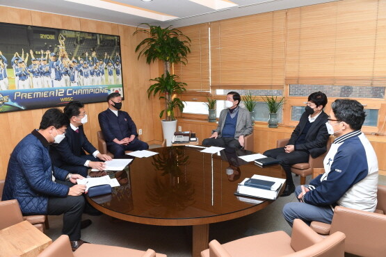 오규석 기장군수가 KBO 정지택 총재를 만나 ‘한국야구 명예의 전당’ 사업 조속 추진을 협의하는 모습.