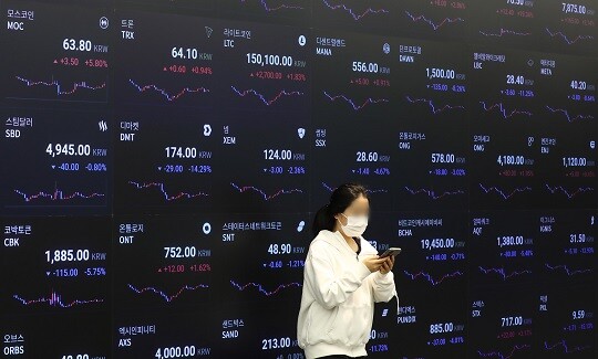 가상자산 시장 규모가 커지면서 기존 금융권이 이 시장에 관심을 보이고 있다. 서울 강남구 암호화폐 거래소 업비트 라운지 전광판에 비트코인을 포함한 가상화폐 시세가 표시돼 있는 모습. 사진=박정훈 기자