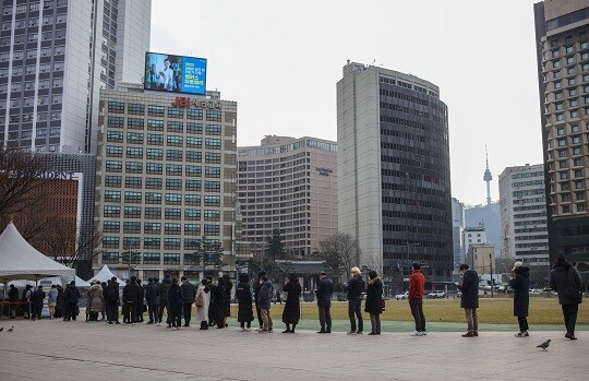 23일 오전 서울시청 앞 광장에 마련된 코로나19 임시 선별검사소에서 시민들이 검사를 받기 위해 줄을 서고 있다. 사진=연합뉴스