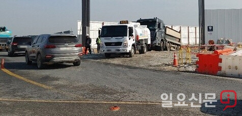 차량이 빈번하게 통행을 하는데도 불구하고 공사장 차량을 세척하지 않고 그대로 도로에 나가게 하는 모습.