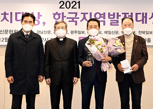 김문오 군수가 27일 한국프레스센터에서 열린 '2021 한국지방신문협회상' 시상식에서 한국지방자치대상 기초단체장 부문을 수상하고 있다 (사진=달성군 제공)