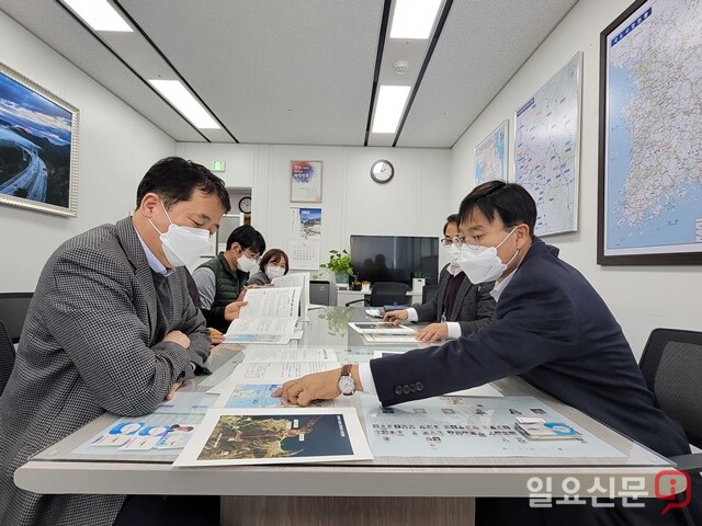 국토부를 방문해 국도 5호선 조기 착공을 설명하는 변광용 거제시장