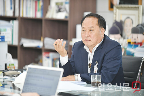 정동균 양평군수가 신년사에서 "‘우보천리(牛步千里)’라는 말을 되새기며 우직한 걸음으로 한걸음 한걸음 꿈을 향해 성실히 나아간다면, 걸음걸음마다 군민이 행복하고, 양평의 발전하는 모습이 실현될 것이며, 그 여정 끝에는 희망찬 미래가 기다리고 있을 것"이라고 강조했다.