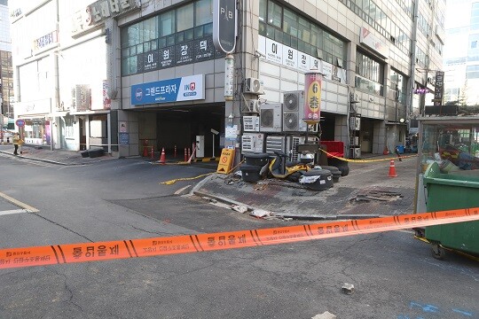 31일 경기도 고양시 마두동의 한 상가 건물에서 지하 기둥 일부가 파열되는 사고가 일어나 통제선이 설치되어 있다. 사진=연합뉴스