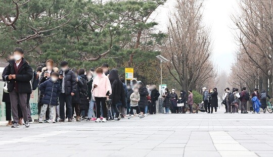 1일 국내 코로나19 신규 확진자가 4000명대로 집계됐다. 서울 송파구 올림픽 공원 평화의 문 광장에 설치된 임시 선별검사소. 사진=박정훈 기자